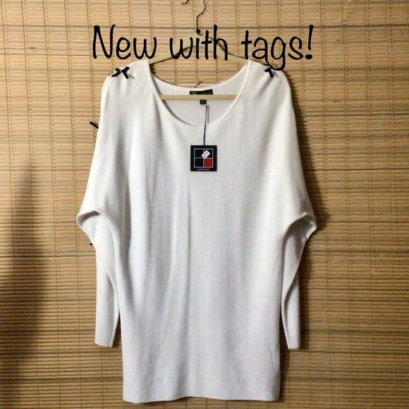 🎄Carre Noir sweater with bows & rhinestone sleeve - Picture 1 of 13